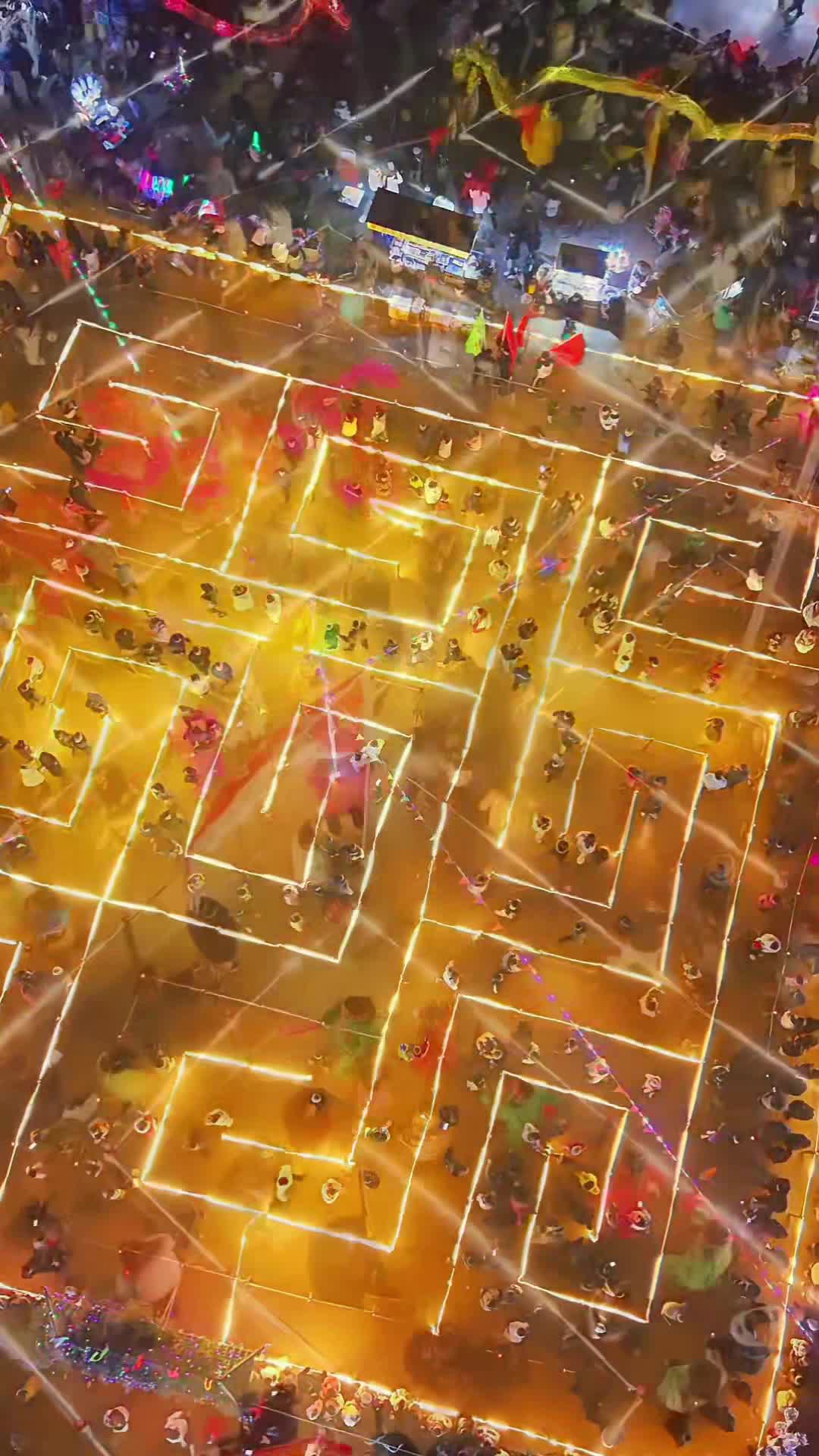 保定满城：跑灯祈福话丰年 九曲黄河灯阵点亮元宵夜